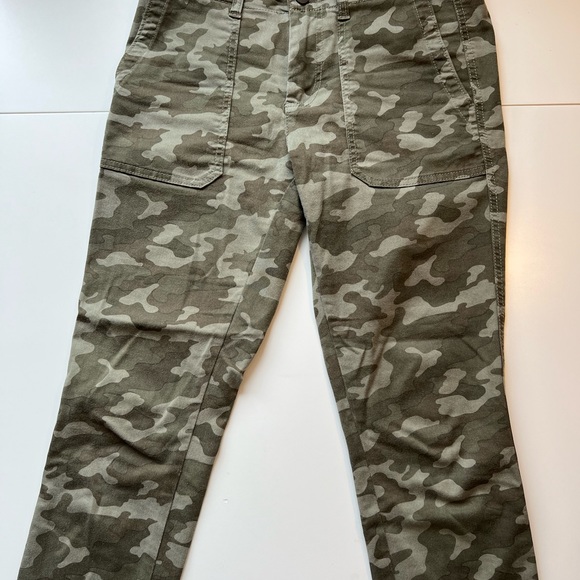 [SOLD] Caslon Nordstrom Cropped Camo Twill Pants - Picture 2 of 4